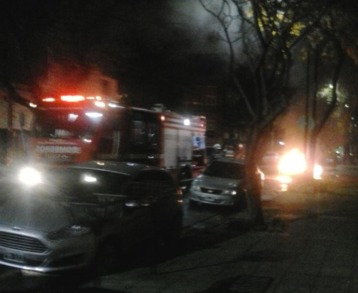 Incendian un auto en Villa Devoto en plena madrugada
