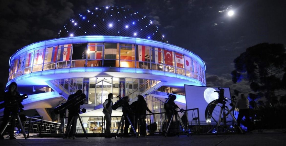 El eclipse lunar visto desde el Planetario de Buenos Aires