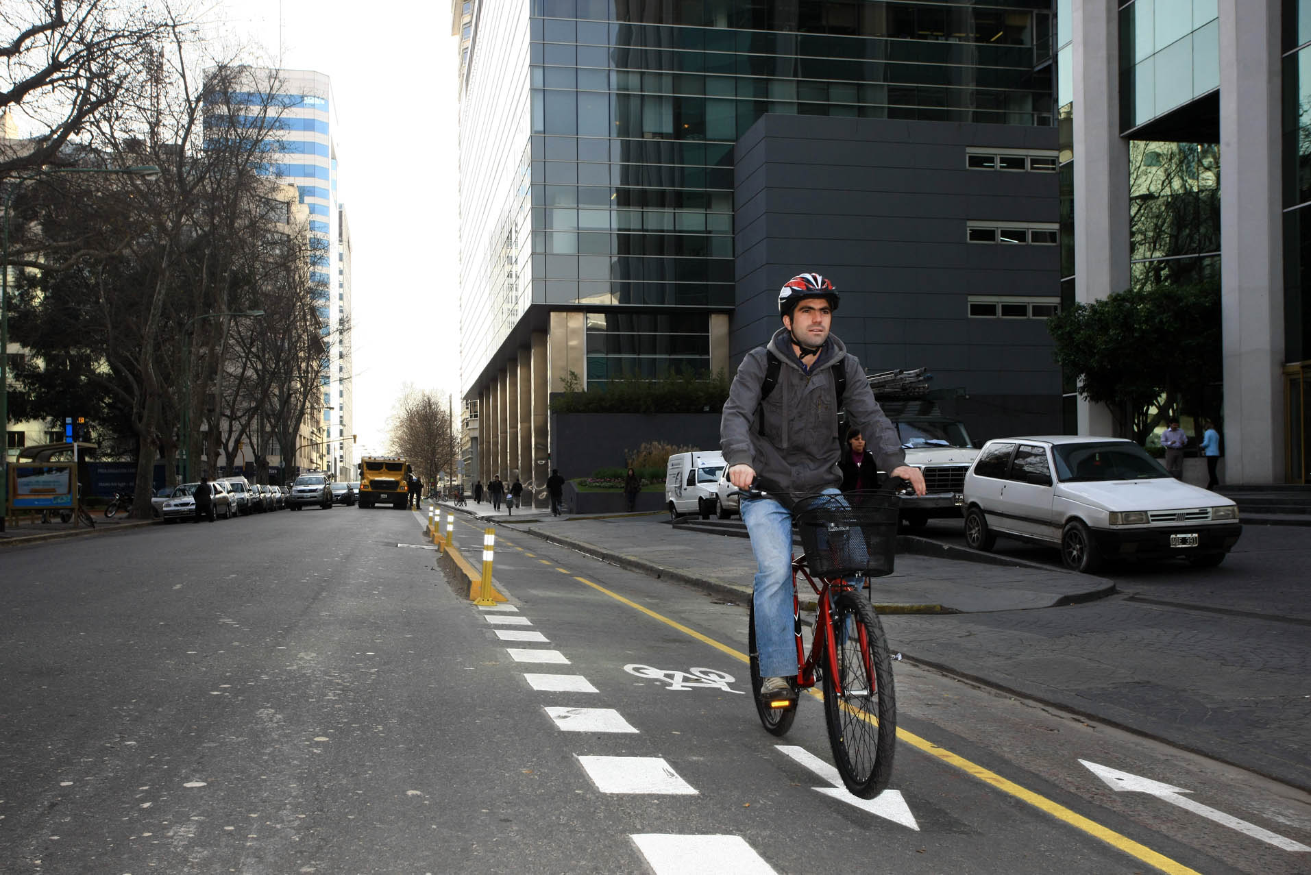 El Gobierno de la Ciudad coloca ciclovías en las avenidas, mientras el uso de bicicletas es récord