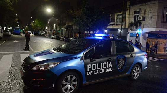 Violencia contra un policía: el video de Villa Devoto que conmociona al país