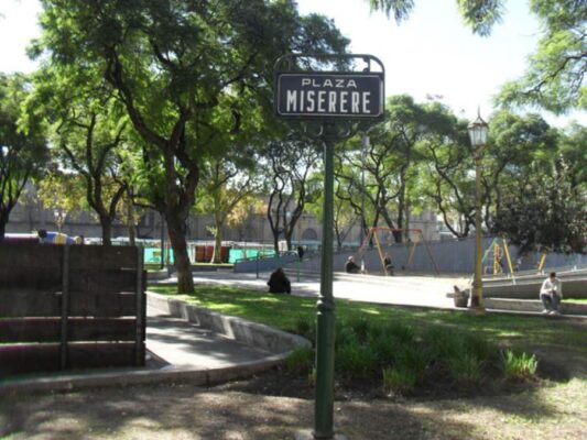 Plaza Once, en el medio de la Ciudad e indisoluble con el tren