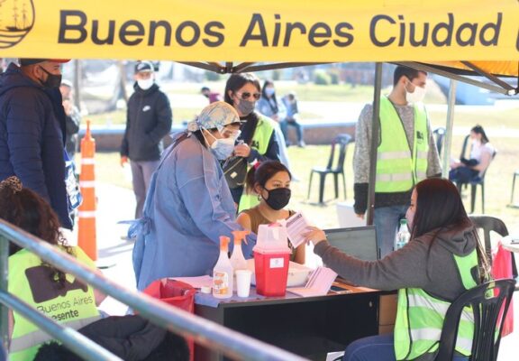 La Ciudad lanzó una posta móvil para reforzar la vacunación en barrios populares