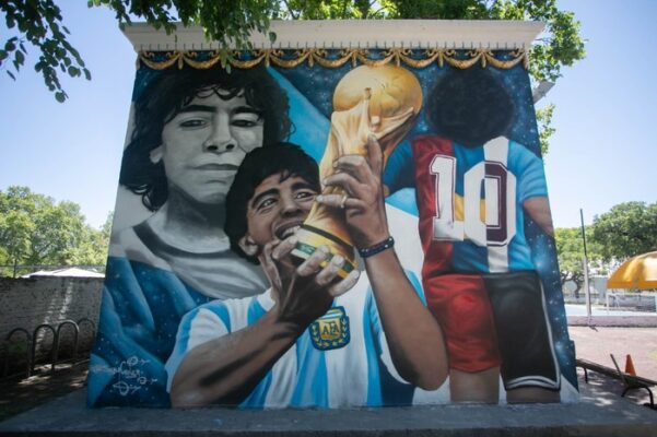 A un año de su muerte, inauguran un mural en homenaje a Diego Maradona en Parque Patricios