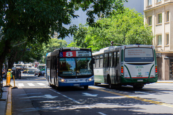 La Ciudad extiende el contracarril de avenida Belgrano para incorporar líneas de colectivo al Metrobus del Bajo