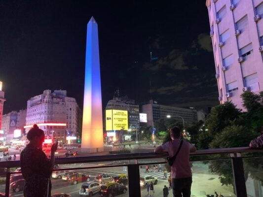 El Obelisco fue iluminado con los colores de Ucrania como un mensaje contra la guerra