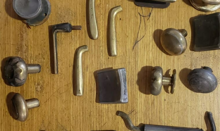 La Ciudad devuelve bronces recuperados a los vecinos