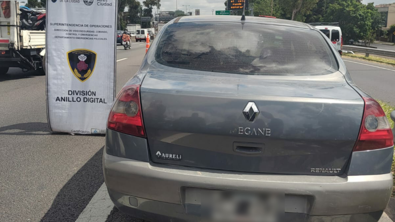 Recuperan un auto robado en el barrio porteño de Liniers