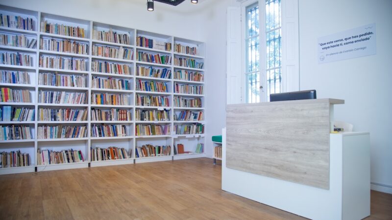 Puerta a Puerta: la literatura llega a los mayores de 65 años