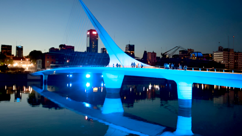 La Ciudad se iluminó de azul por los derechos de la comunidad sorda