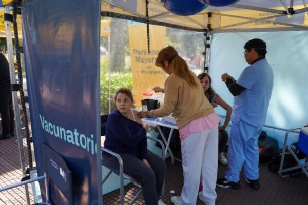 Trámites, salud y cultura en plazas y clubes de la Ciudad