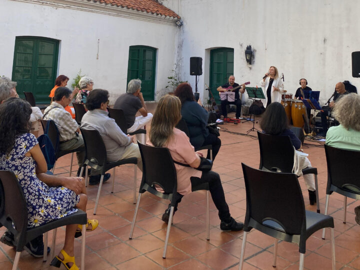El Patio Colonial se llena de historia y música todos los domingos