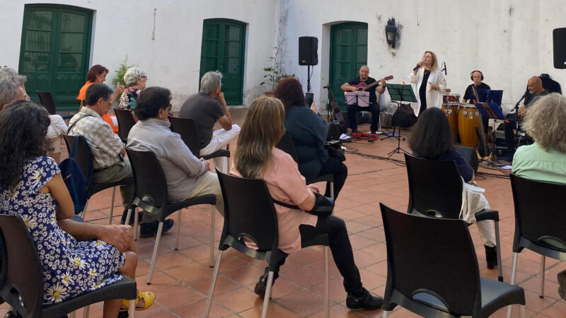 El Patio Colonial se llena de historia y música todos los domingos