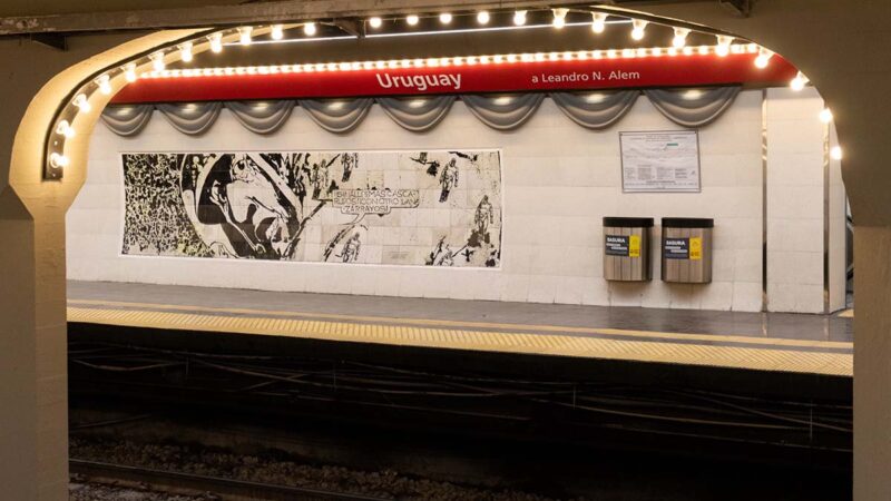La estación Uruguay volvió renovada y homenajea al teatro porteño