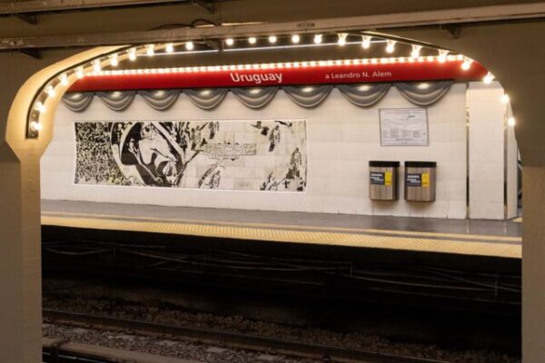 La estación Uruguay volvió renovada y homenajea al teatro porteño