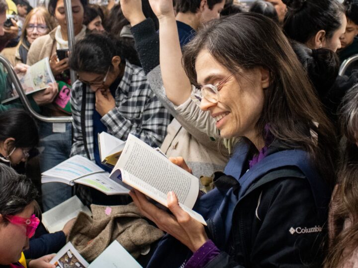La Ciudad celebra el Día del Lector a bordo de la Línea H