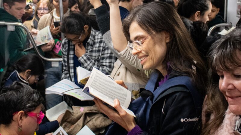 La Ciudad celebra el Día del Lector a bordo de la Línea H