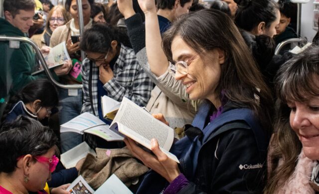 La Ciudad celebra el Día del Lector a bordo de la Línea H