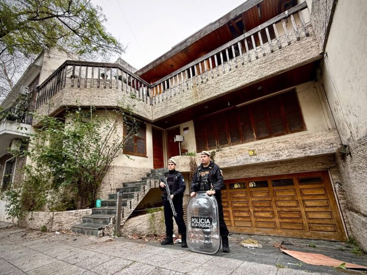 La Ciudad restituyó otra vivienda ocupada ilegalmente y dUna vivienda que permanecía usurpada desde hacía cuatro años en el barrio porteño de Floresta fue recuperada por el Gobierno de la Ciudad tras un operativo realizado por la Policía de la Ciudad. En el inmueble, además de habitaciones subalquiladas de manera irregular, las autoridades detectaron el funcionamiento de un taller textil clandestino equipado con varias máquinas de coser, una situación que volvió a poner en foco la problemática de las ocupaciones ilegales y las actividades ilícitas desarrolladas en este tipo de propiedades.  El procedimiento fue ordenado por la jueza nacional en lo Civil María Victoria Pereira y permitió restituir el chalet ubicado sobre la calle Rafaela al 3600 a sus legítimos propietarios. Desde el Ejecutivo porteño remarcaron que la recuperación de inmuebles tomados forma parte de una política impulsada para reforzar la seguridad, garantizar el respeto por la propiedad privada y desarticular espacios utilizados para actividades fuera de la ley.  La propiedad había sido alquilada originalmente a una familia de nacionalidad boliviana. Sin embargo, de acuerdo con la información oficial, los inquilinos dejaron de abonar el alquiler apenas seis meses después de haber ingresado a la vivienda. A partir de ese momento, la situación derivó en una ocupación ilegal que se prolongó durante cuatro años.  Durante ese período, quienes permanecían en el inmueble comenzaron a subalquilar distintas habitaciones a terceros, generando una ocupación mucho mayor a la prevista para la vivienda. Paralelamente, una parte importante de la propiedad fue destinada a la instalación de un taller textil clandestino de grandes dimensiones, donde funcionaban al menos ocho máquinas de costura.  Este tipo de talleres suele generar preocupación debido a las condiciones laborales y de seguridad en las que muchas veces desarrollan sus actividades. En numerosos procedimientos similares realizados en distintos puntos del país se detectaron trabajadores viviendo en el mismo lugar donde desempeñaban sus tareas, jornadas laborales extensas, instalaciones eléctricas precarias y ausencia de habilitaciones, además de otras irregularidades vinculadas al funcionamiento de estos establecimientos.  Con esta intervención, la vivienda de Floresta se convirtió en la propiedad recuperada número 901 desde el inicio del actual plan de recuperación de inmuebles ocupados ilegalmente, una política implementada por el Gobierno porteño desde diciembre de 2023 con el objetivo de devolver estos bienes a sus dueños y desalentar las usurpaciones.  El jefe de Gobierno porteño, Jorge Macri, sostuvo que la administración continuará avanzando contra este tipo de ocupaciones y afirmó que no habrá tolerancia para quienes utilicen propiedades tomadas para desarrollar actividades ilegales. En ese sentido, aseguró que la Ciudad mantiene una política firme para restablecer el orden y proteger el derecho de propiedad.  Además, el mandatario vinculó el hallazgo del taller clandestino con el debate sobre las ocupaciones ilegales y sostuvo que muchos de estos inmuebles terminan siendo utilizados para actividades que exceden la simple permanencia irregular en una vivienda, generando preocupación entre los vecinos y afectando la convivencia en los barrios.  Desde la Ciudad también destacaron que los operativos de recuperación de inmuebles permitieron mejorar las condiciones de seguridad en distintas zonas porteñas y acompañaron una disminución de diversos indicadores delictivos. Según señalaron, la restitución de estas propiedades contribuye a reducir focos de conflictividad y permite que los dueños recuperen bienes que, en algunos casos, permanecieron ocupados durante varios años.  El caso de Floresta no constituye un hecho aislado. Durante los últimos meses se llevaron adelante otros procedimientos similares en viviendas donde también funcionaban talleres textiles clandestinos. Uno de los antecedentes más relevantes ocurrió en abril de este año en el barrio de Parque Chas, donde una casa que permanecía usurpada desde hacía quince años fue recuperada tras un operativo policial.  En aquella oportunidad, además del funcionamiento irregular del taller, las autoridades detectaron la presencia de menores realizando tareas laborales dentro del inmueble y procedieron a la detención de un inmigrante que se encontraba en situación migratoria irregular. El procedimiento generó una fuerte repercusión debido a las condiciones en las que se desarrollaban las actividades.  Otro episodio similar tuvo lugar en mayo en el barrio de Floresta, cuando fue recuperada la propiedad número 800 del programa impulsado por la Ciudad. En esa vivienda, ubicada en la esquina de Bahía Blanca y Bacacay, funcionaba otro taller textil clandestino tanto en la planta baja como en el primer piso. De acuerdo con la investigación, los ocupantes tampoco abonaban alquiler y además obtenían ingresos mediante el subalquiler de habitaciones.  Las autoridades consideran que este tipo de maniobras representan un doble perjuicio: por un lado afectan a los propietarios legítimos, que muchas veces enfrentan largos procesos judiciales para recuperar sus inmuebles; y por otro favorecen la instalación de actividades clandestinas que escapan a los controles estatales y pueden implicar riesgos para quienes trabajan o residen en esos lugares.  Desde el Gobierno porteño también informaron que, desde el comienzo de la actual gestión, el valor estimado de los inmuebles recuperados asciende a unos 450 millones de dólares. Esa cifra refleja la magnitud del patrimonio restituido a sus propietarios y dimensiona el alcance de una política que busca acelerar los procesos de recuperación de viviendas tomadas ilegalmente en distintos barrios de la Ciudad de Buenos Aires.  La recuperación de esta nueva propiedad en Floresta vuelve a poner sobre la mesa el impacto que generan las usurpaciones prolongadas, especialmente cuando derivan en actividades clandestinas que afectan tanto a los propietarios como al entorno barrial. Mientras continúan los operativos en distintos puntos de la Ciudad, las autoridades sostienen que el objetivo es consolidar un esquema de intervención que permita restituir inmuebles, reforzar la seguridad y prevenir que estas situaciones vuelvan a repetirse.esmanteló un taller clandestino