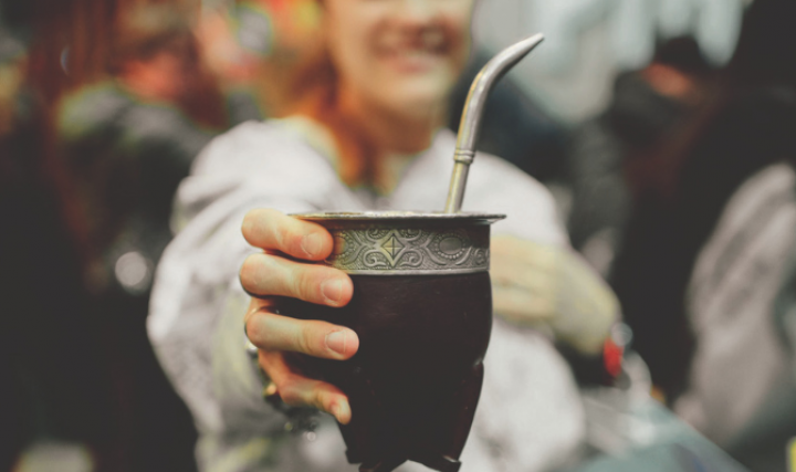 El mate se reinventa con bares y degustaciones en Buenos Aires