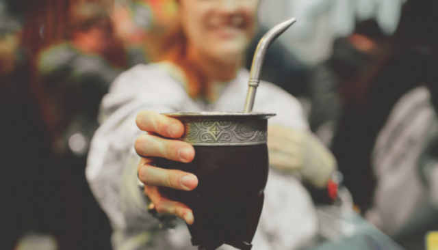 El mate se reinventa con bares y degustaciones en Buenos Aires
